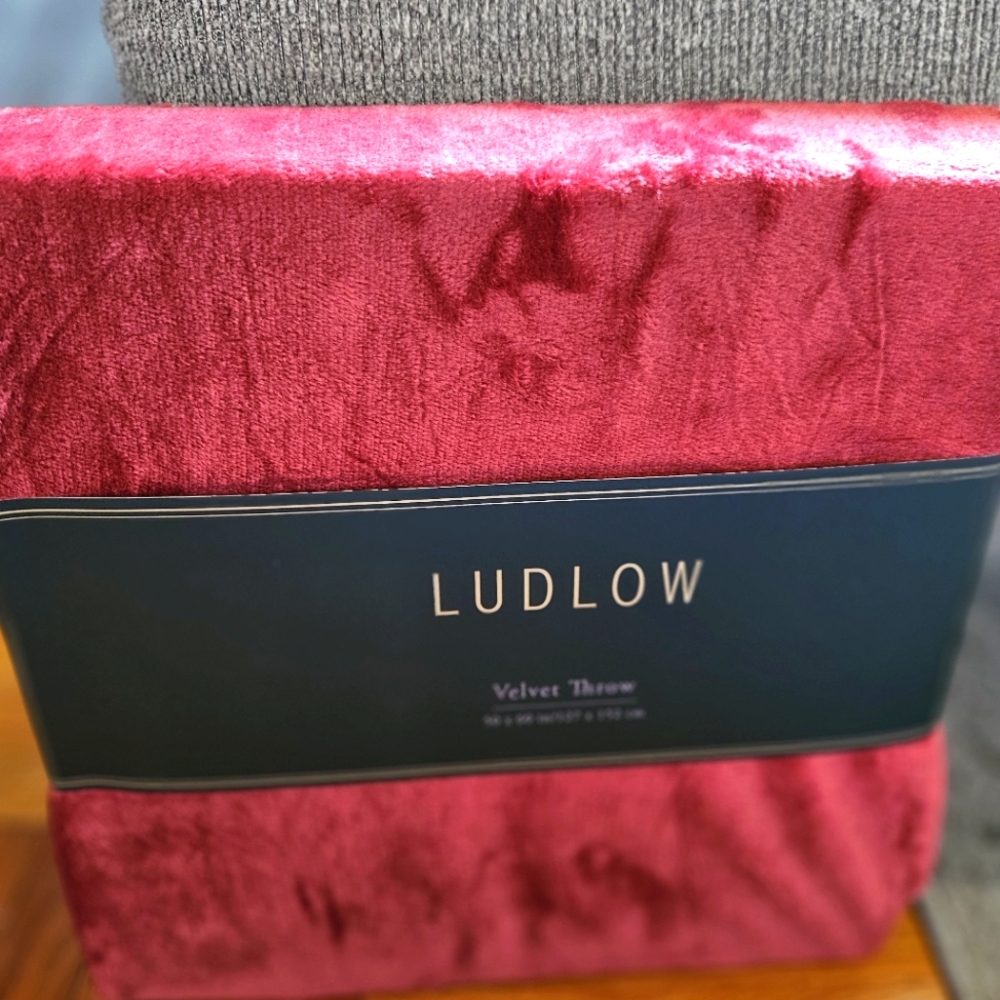 NEW LUDLOW SOLID RED VELVET THROW BLANKET 50x60in NIP SO SOFT